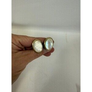 Vintage Gold-Tone Oval-Shaped Men’s Cufflinks Featuring a Central Faux Pearl